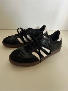 Adidas Samba Sneakers B&W / Brown Sole
Womens size 7.5 / Men’s size  6